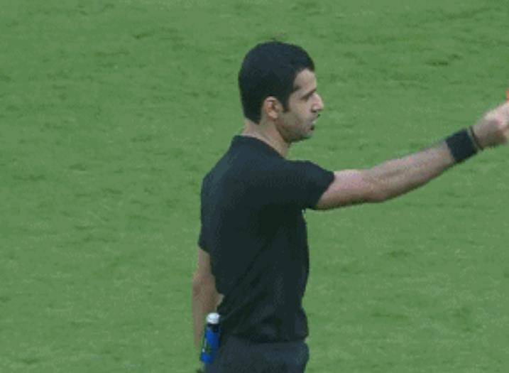 
业余！今晚亚冠赛现超奇葩1幕：越位3米远边裁没有举旗_星空综合(图7)