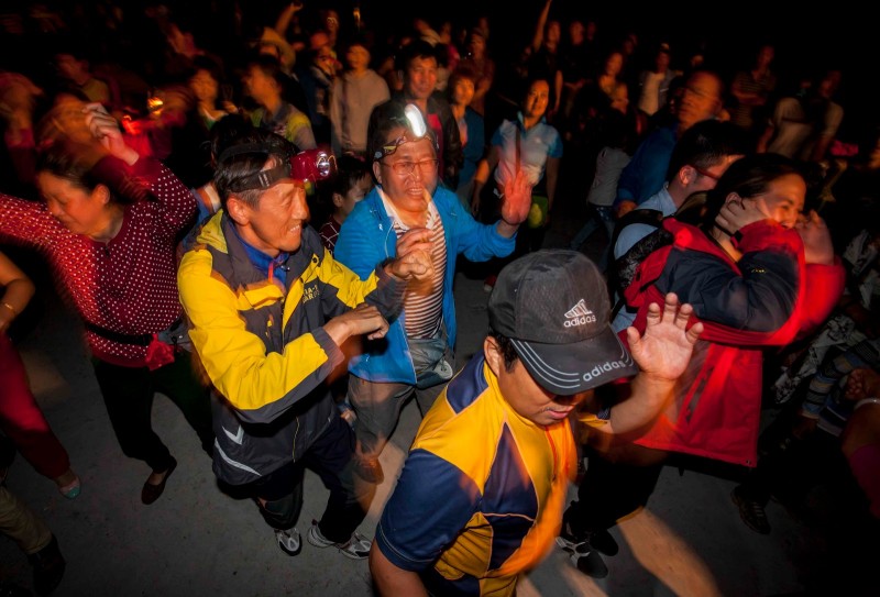 南雄太?四川门将手抛球险扔进自家球门 队友懵了【星空·综合体育】(图3) 星空·综合体育