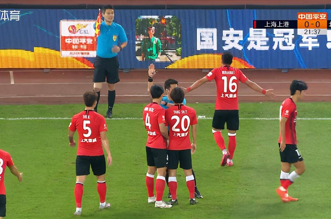 
中超裁判再闹笑话 越位3米不举旗遭球员围堵 董路吐槽惊弓之鸟-星空综合(图1)
