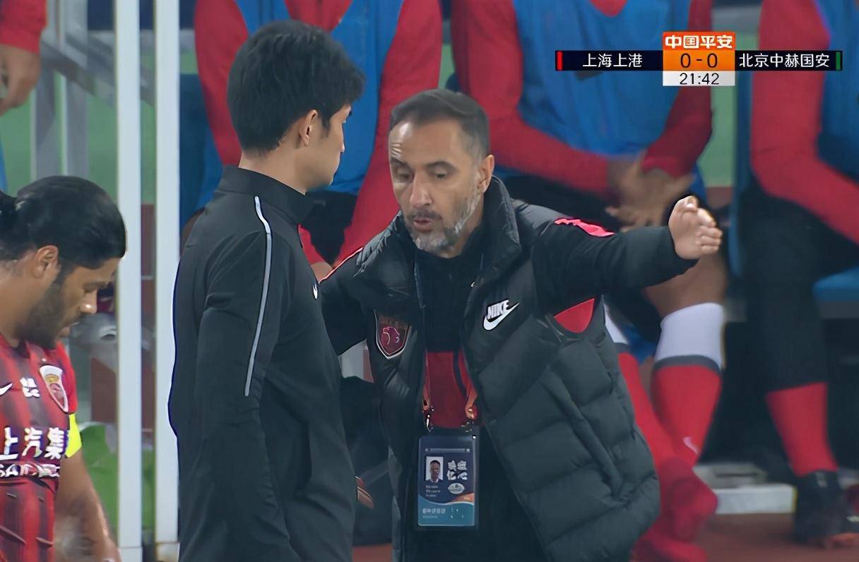 
中超裁判再闹笑话 越位3米不举旗遭球员围堵 董路吐槽惊弓之鸟-星空综合(图3)
