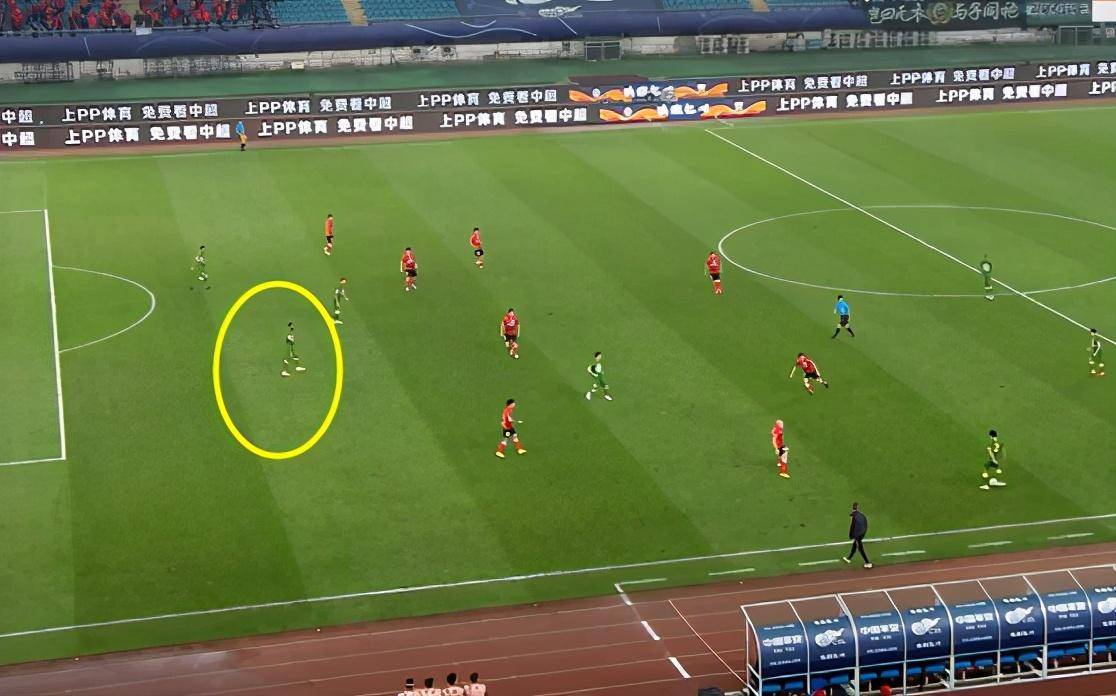 
中超裁判再闹笑话 越位3米不举旗遭球员围堵 董路吐槽惊弓之鸟-星空综合(图4)